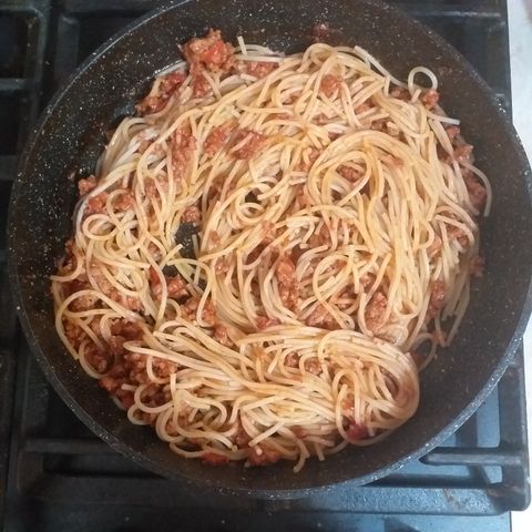 Спагетти с фаршем и помидорами на сковороде