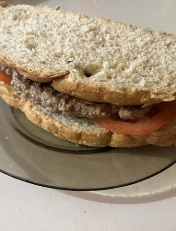 Горячий бутерброд с котлетой из фарша и овощами – пошаговый рецепт