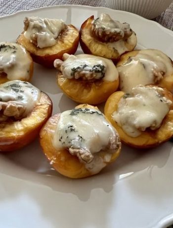 Запеченные абрикосы с орехами и сыром – пошаговый рецепт