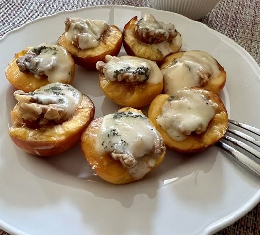Запеченные абрикосы с орехами и сыром – пошаговый рецепт