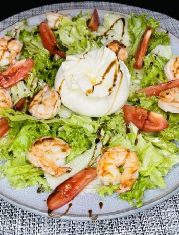 Салат с бурратой и креветками – пошаговый рецепт