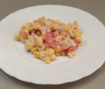 Салат «Необычный» с куриным филе и кукурузой – пошаговый рецепт