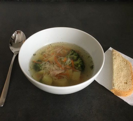 Уютный куриный суп с брокколи