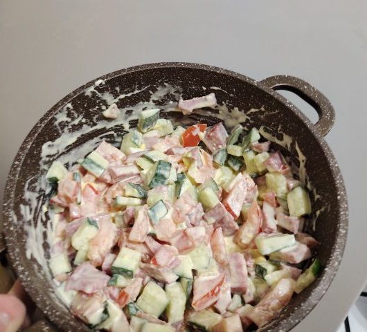 «Русский» салат с колбасой – пошаговый рецепт