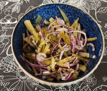 Салат «Минутка» с солеными огурцами и красным луком – пошаговый рецепт