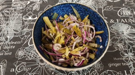 Салат «Минутка» с солеными огурцами и красным луком – пошаговый рецепт