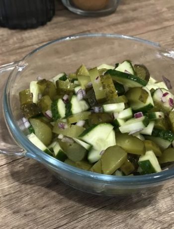 Салатик с маринованными и свежими огурцами и красным луком – пошаговый рецепт