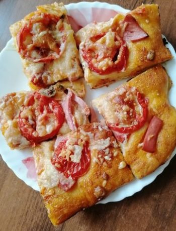 Пицца с колбасой и каперсами