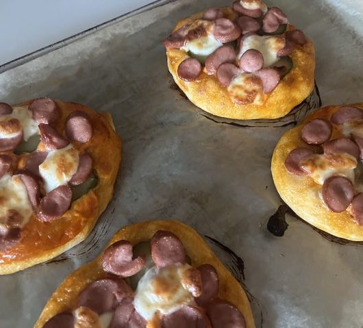 Румяные и аппетитные мини-пиццы с молочными сосисками