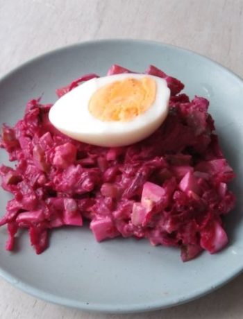 Свекольный салат с яйцом и солеными огурцами – пошаговый рецепт