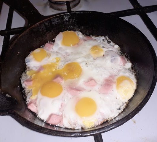 Яичница с колбасой и перепелиными яйцами