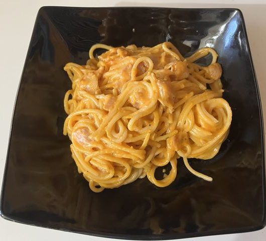 Домашние макароны в сырно-томатном соусе с хрустящим беконом – пошаговый рецепт