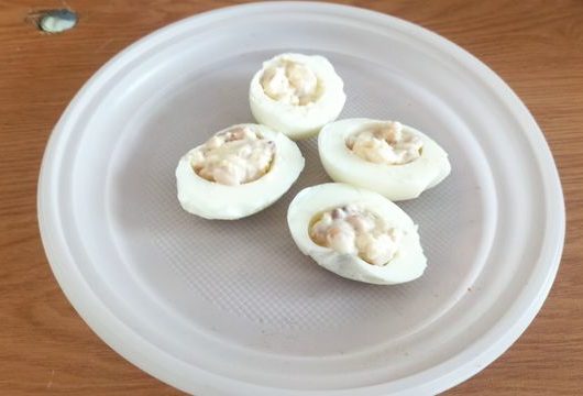 Фаршированные яйца с кедровыми орешками – пошаговый рецепт