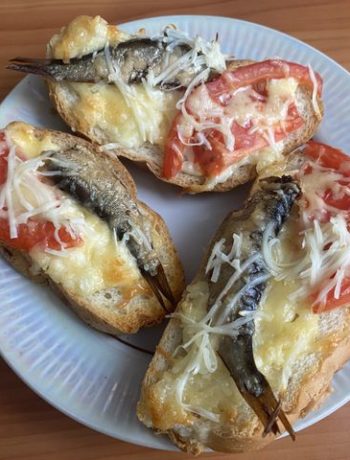 Горячие бутерброды со шпротами и помидорами – пошаговый рецепт
