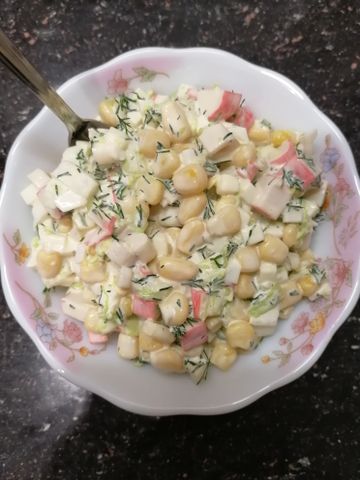 Крабовый салат «Сочный» – пошаговый рецепт