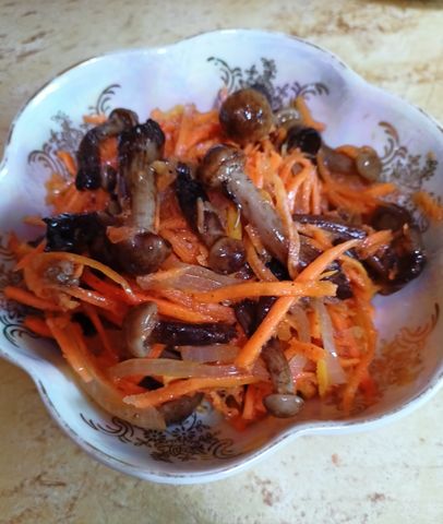 Корейская морковка с маринованными опятами – пошаговый рецепт