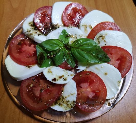 Салат «Капрезе» с базиликом и итальянскими травами – пошаговый рецепт