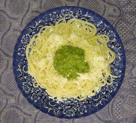 Спагетти с соусом из петрушки