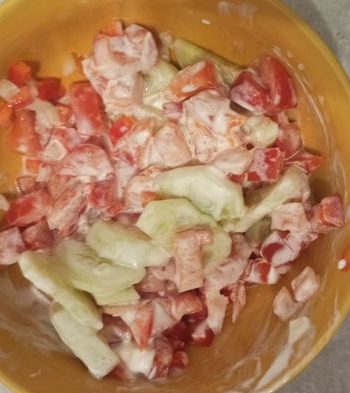 Свежий салат с овощами и сметаной – пошаговый рецепт