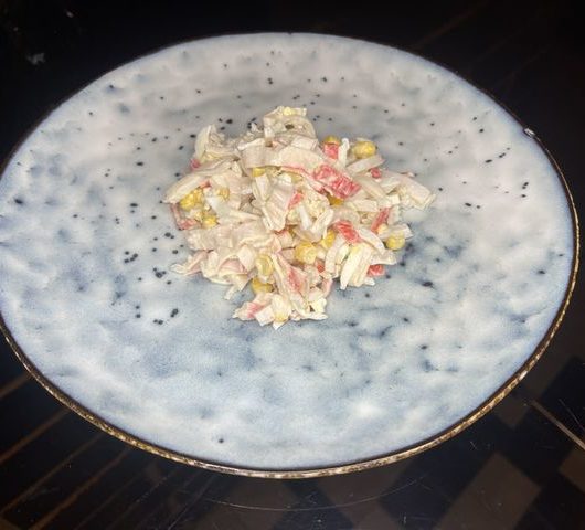 Рисовый салат «Нямка» с крабовыми палочками и кальмаром – пошаговый рецепт