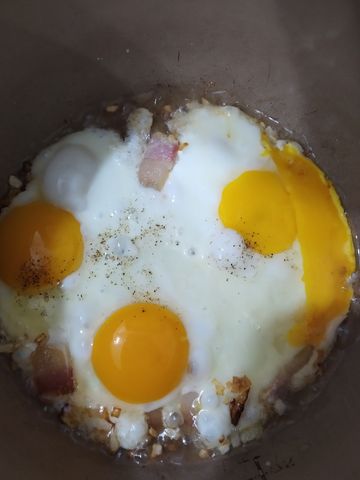 Жареные яйца с салом в мультиварке