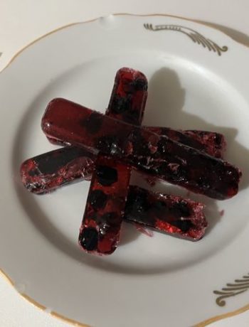 Сладкие карамельные палочки со вкусом черной смородины – пошаговый рецепт