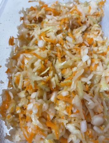Салат из квашеной капусты витаминный – пошаговый рецепт