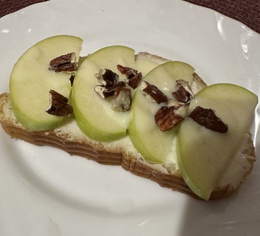 Оригинальный бутерброд с яблоком и орешками – пошаговый рецепт