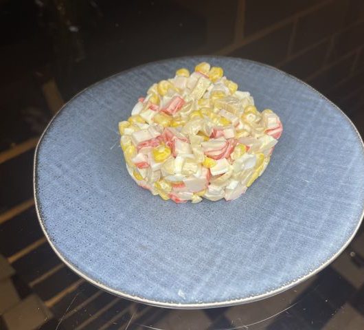 Салат «Вкусняшка» с маринованными грибами и крабовыми палочками – пошаговый рецепт