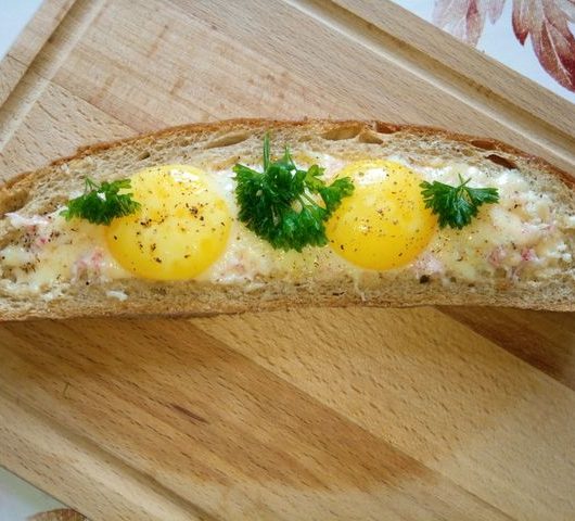 Яичница-бутерброд в хлебе – пошаговый рецепт