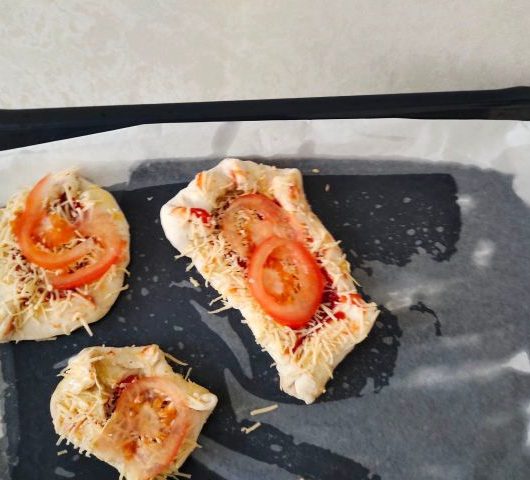 Пицца с сыром и помидорами – пошаговый рецепт