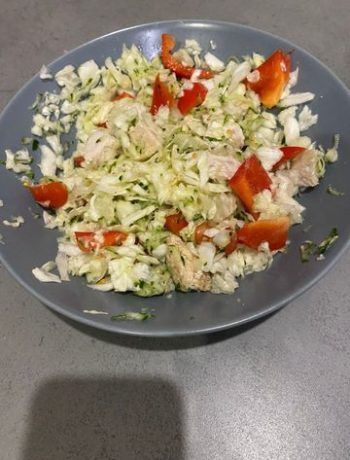 Летний салат с куриной грудкой и овощами – пошаговый рецепт