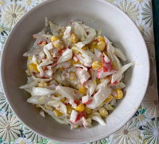 Салат из пекинской капусты с крабовыми палочками и кукурузой – пошаговый рецепт
