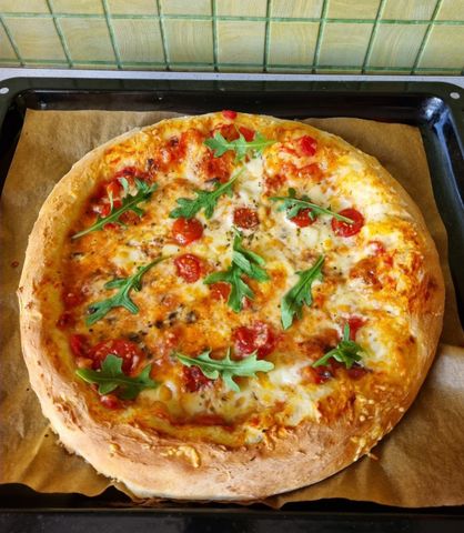 Пицца на толстом тесте с моцареллой и помидорками черри – пошаговый рецепт