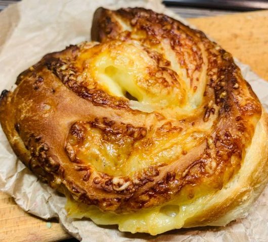 Дрожжевая булочка с сыром «Многослойная» – пошаговый рецепт