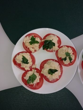 Закуска из помидоров с зеленью и сыром – пошаговый рецепт