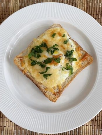 Тост с яйцом и сыром в духовке