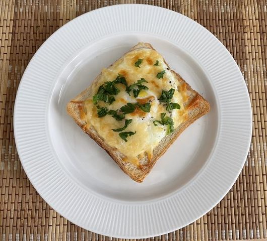 Тост с яйцом и сыром в духовке