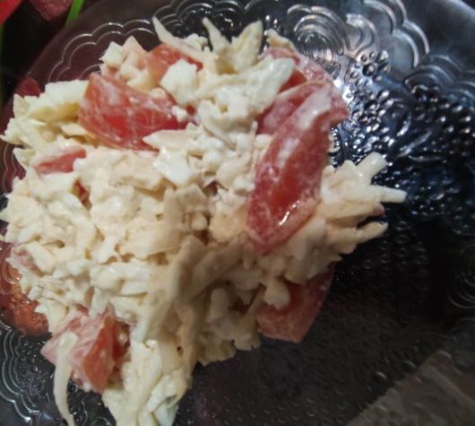 Быстрый салат «Сытный» с помидорами и сыром – пошаговый рецепт