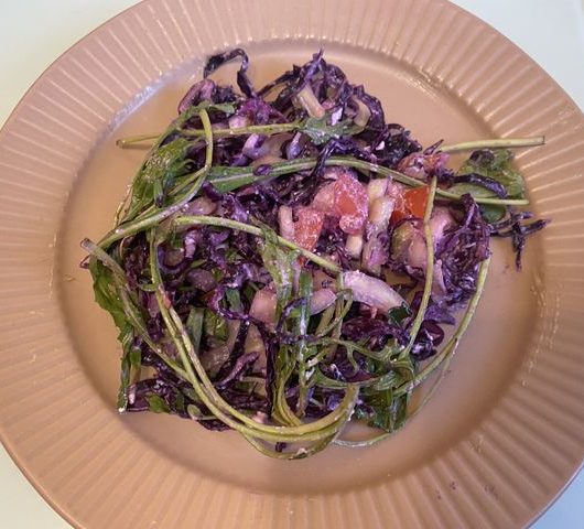 Капустный салат «Красная весна» с руколой и рассольным сыром