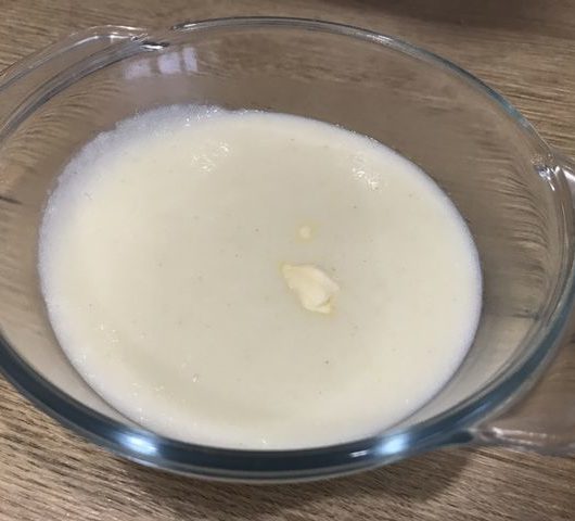 Сытная манная каша на молоке со сливочным маслом