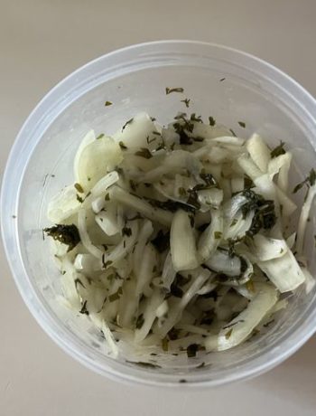 Домашний луковый салат с солью и петрушкой – пошаговый рецепт