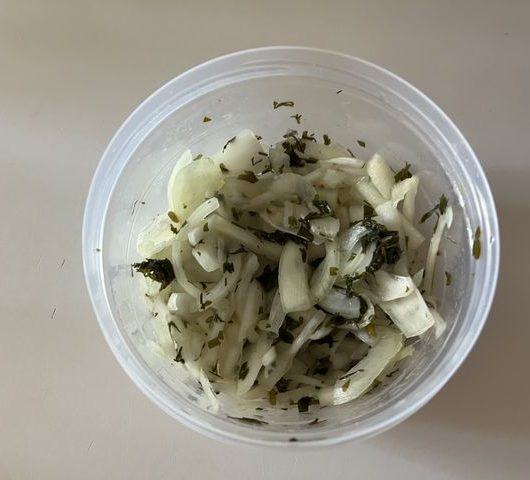 Домашний луковый салат с солью и петрушкой – пошаговый рецепт