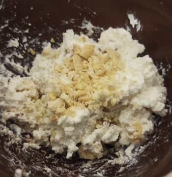 Творожная масса с сухариками и орешками – пошаговый рецепт