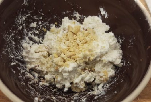 Творожная масса с сухариками и орешками – пошаговый рецепт