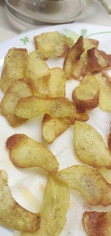 Картофельные чипсы с паприкой и солью