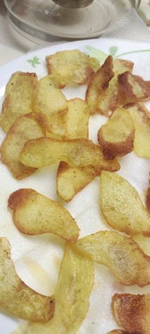 Картофельные чипсы с паприкой и солью