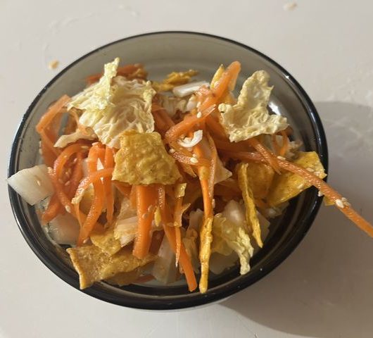 Аппетитный салат с корейской морковью и чипсами