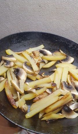 Картофельная соломка с грибами