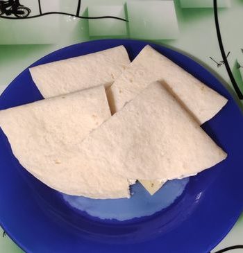 Тортильи сырные с колбасой на завтрак – пошаговый рецепт